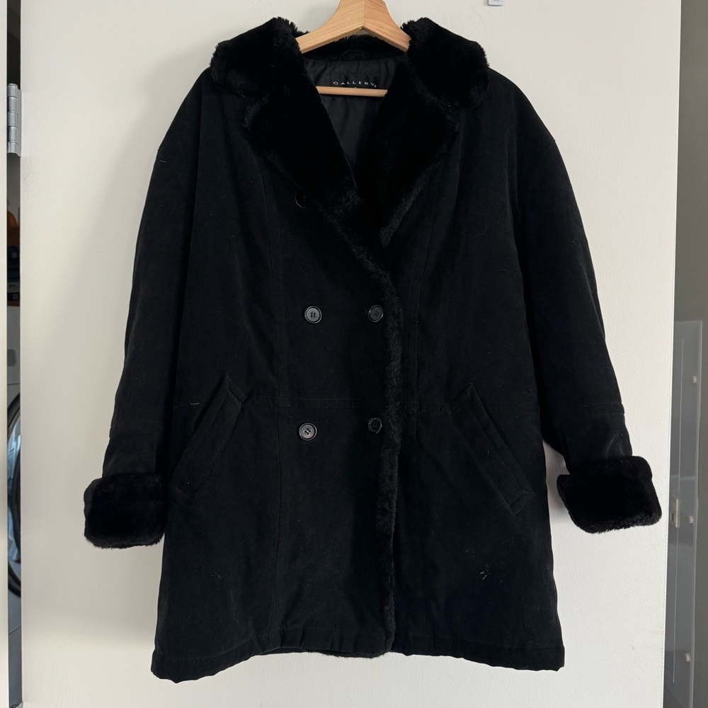 Vintage double-breasted coat with faux fur collar and cuff details